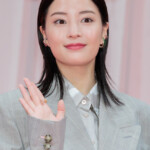 映画『遠い山なみの光』完成披露舞台挨拶