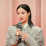 映画『遠い山なみの光』完成披露舞台挨拶