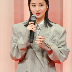 映画『遠い山なみの光』完成披露舞台挨拶