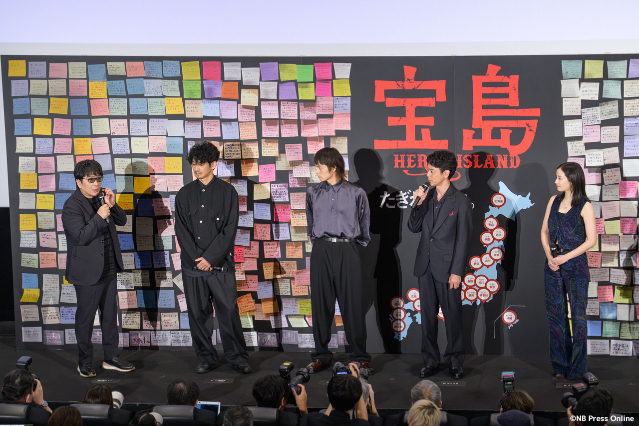 映画『宝島』公開初日舞台挨拶