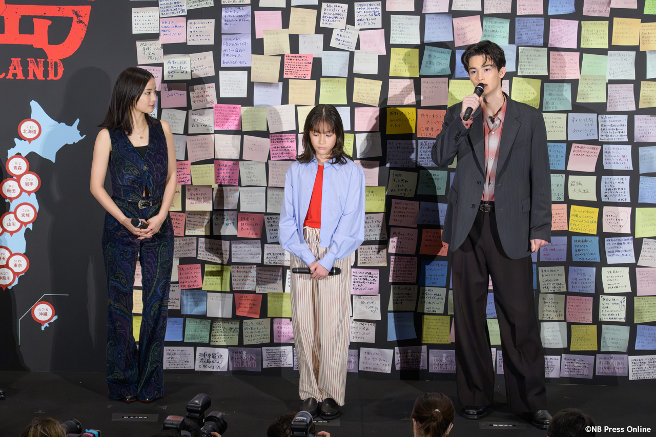 映画『宝島』公開初日舞台挨拶