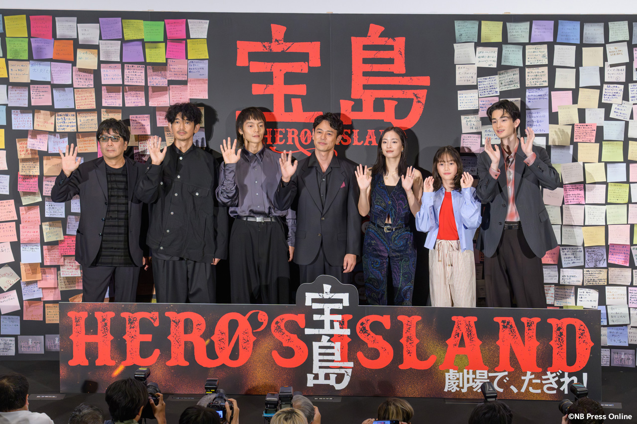 映画『宝島』公開初日舞台挨拶